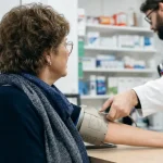 Prise de tension pharmacie : brassard au bras, lecture 140/90 mmHg