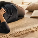 Détente musculaire : tapis de yoga et relaxation pour stress et anxiété